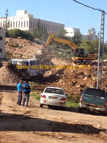 بلدية كفرقاسم تبدا بتعبيد الشوارع الجانبية من خلال اقامة محطة لطحن مخلفات البناء والصخور 